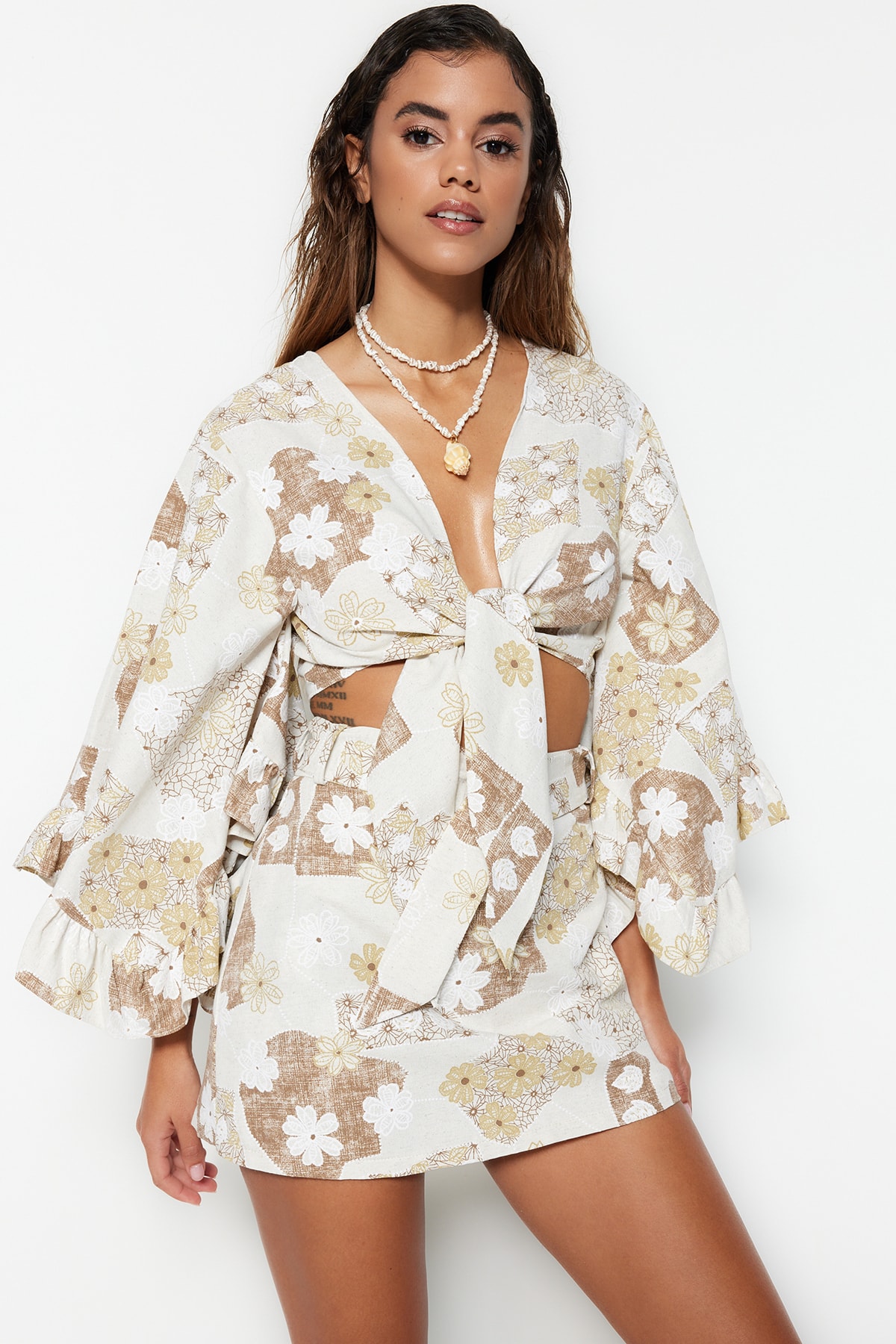 Блузка Trendyol укороченная с тканой оборкой и цветочным узором, белый/бежевый короткая блузка с цветочным принтом allsaints бежевый