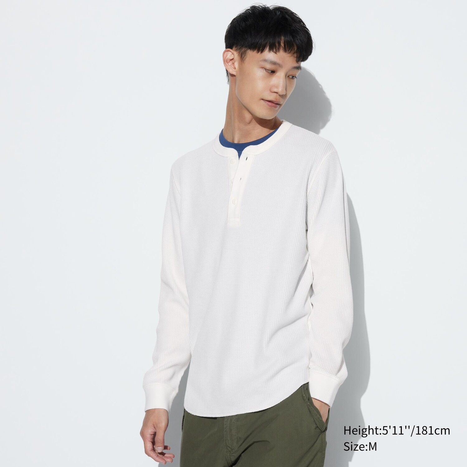 

Футболка Uniqlo с вырезом хенли, молочный