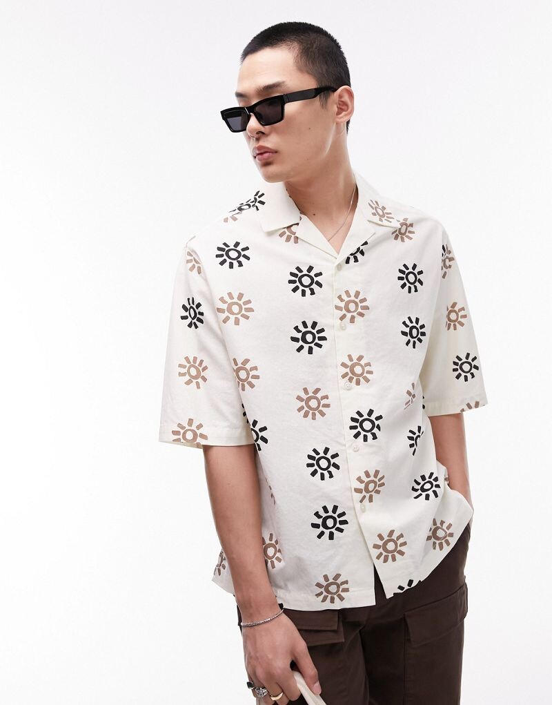 

Topman – белая рубашка с короткими рукавами и солнечным рисунком