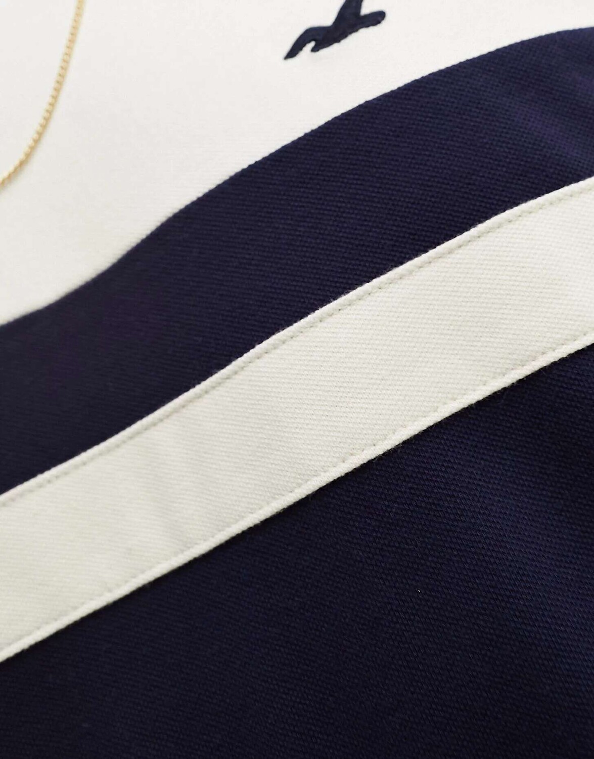 

Белая футболка из пике с полосками на груди и логотипом Hollister, Белый