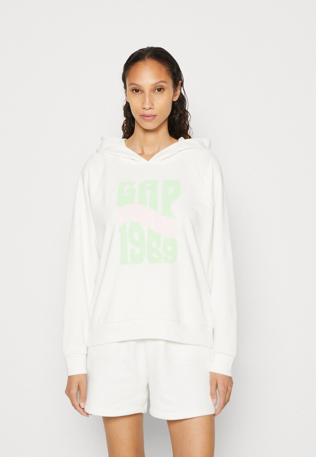 

Толстовка GAP Boyfriend Logo Hoodie, новый не совсем белый