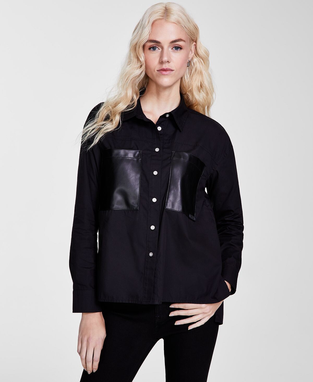 

Женская рубашка из искусственной кожи с карманами и высоким вырезом DKNY Jeans, черный
