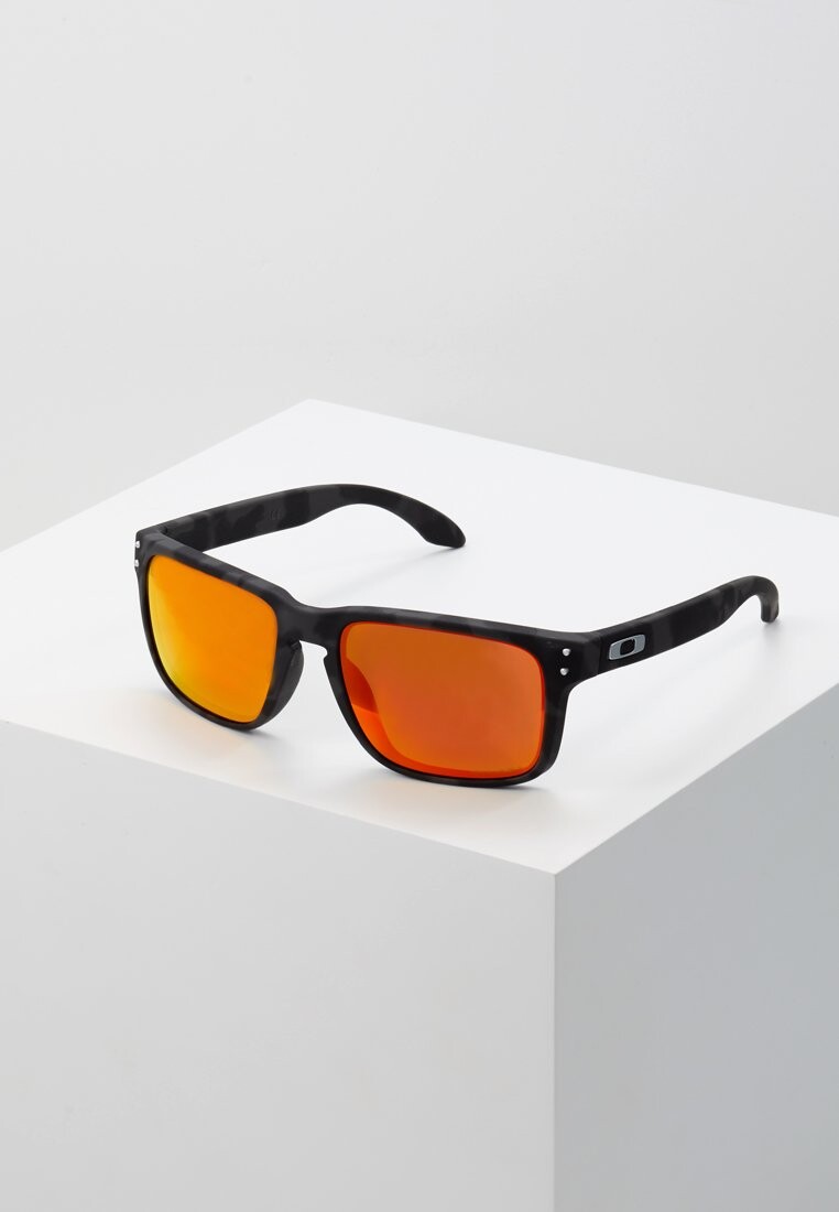 

Солнцезащитные очки Oakley