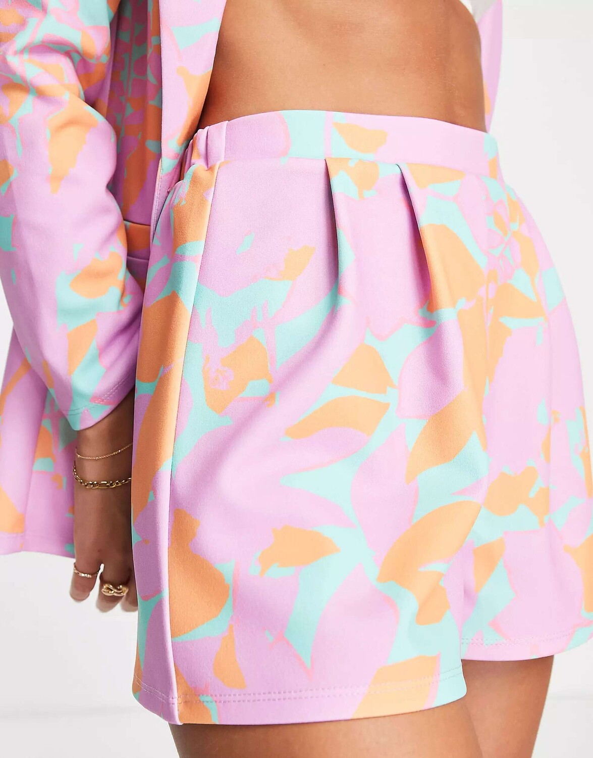 

Трикотажные шорты с разноцветным принтом ASOS