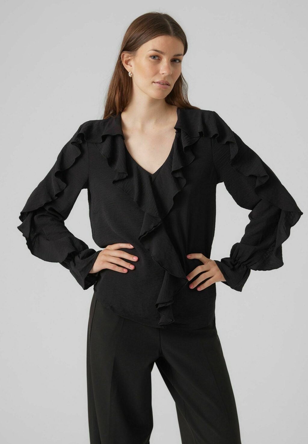 

Блузка Vero Moda с рюшами, черный