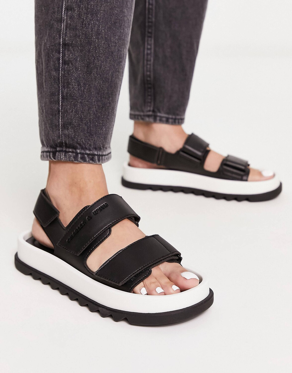 

Черные массивные сандалии на платформе Charles & Keith