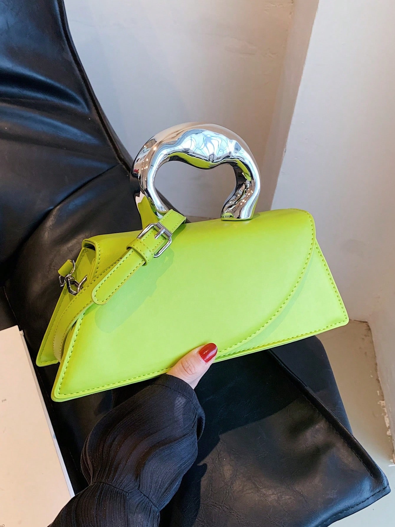 Сумка-багет среднего размера с клапаном с металлической ручкой Элегантная сумка-саквояж модного нишевого дизайна, зеленый