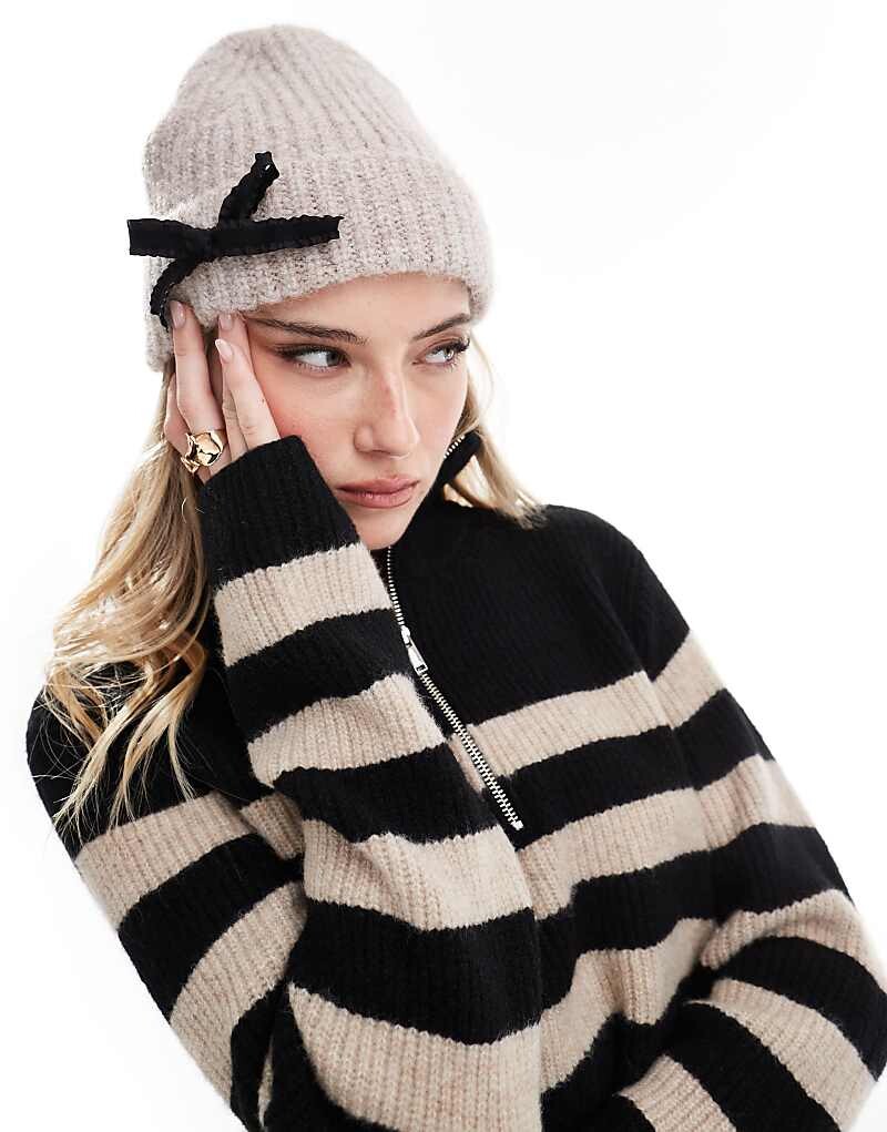 

Овсяная шапка ASOS DESIGN с черным бантом