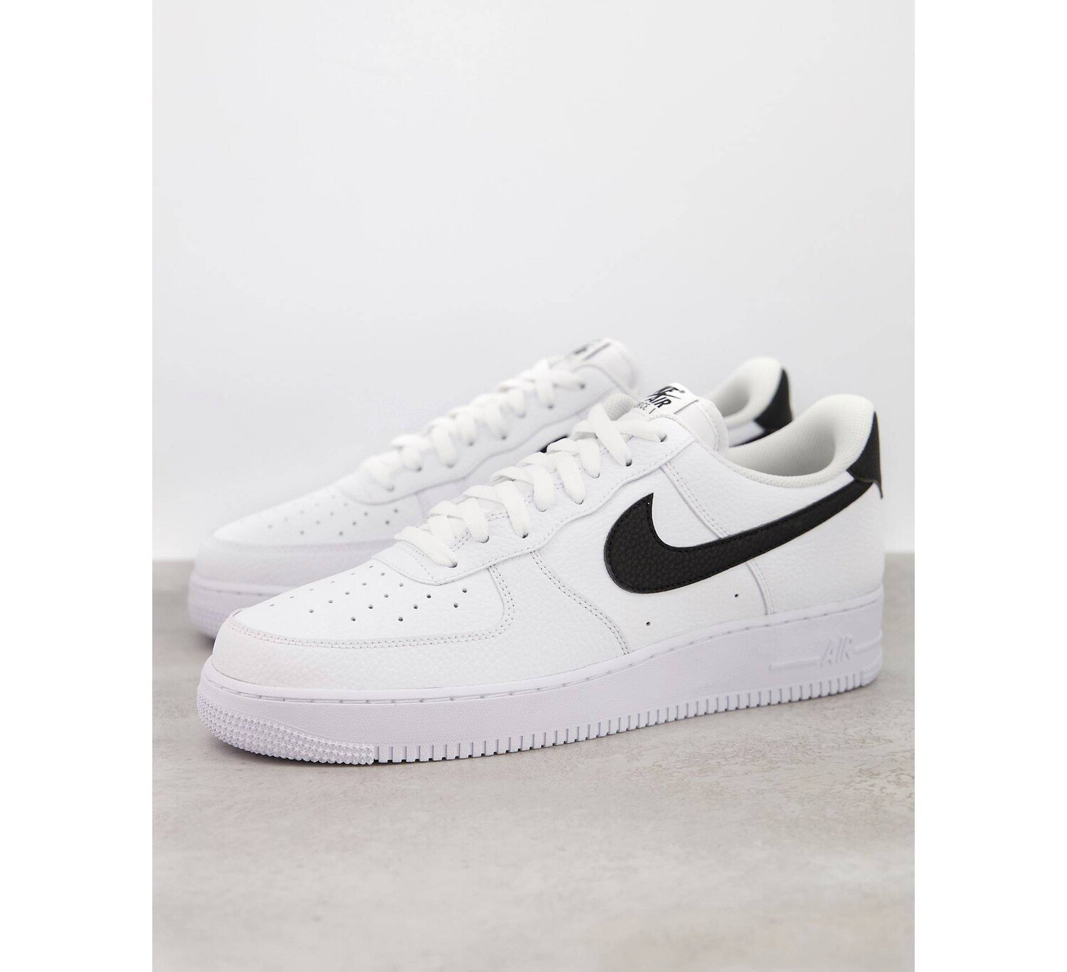 

Бело-черные кроссовки Nike Air Force 1 '07
