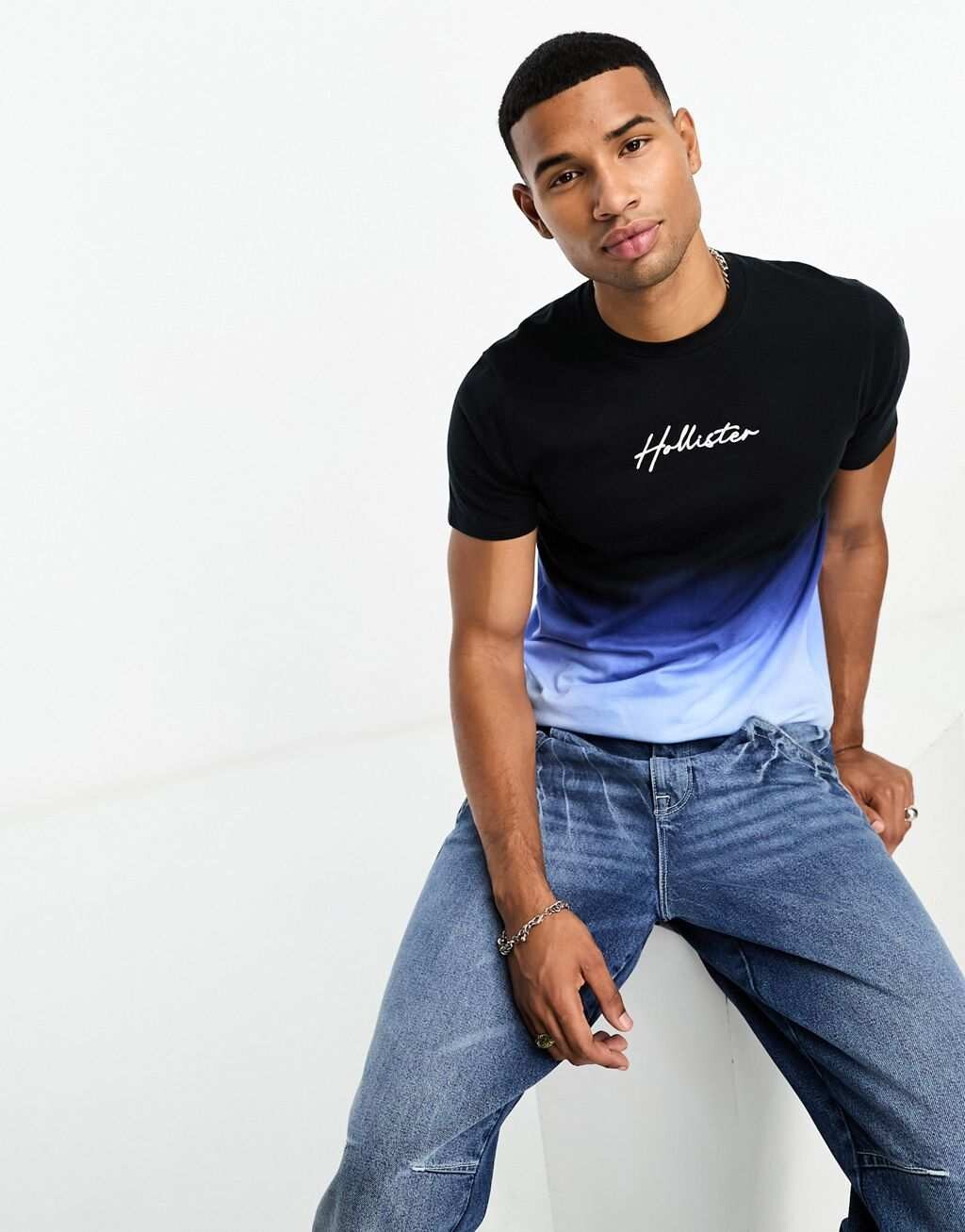 

Синяя/черная футболка с маленьким логотипом и омбре Hollister