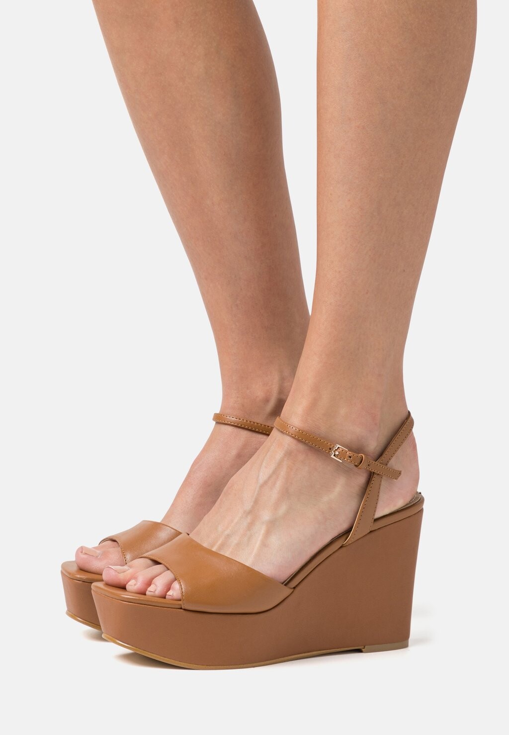 

Босоножки на каблуке Guess