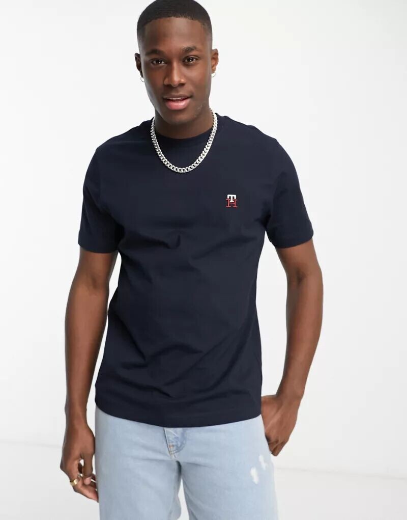 

Темно-синяя футболка с маленьким логотипом Tommy Hilfiger