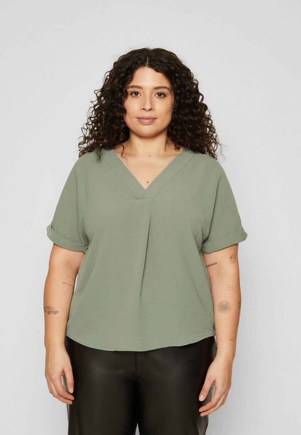 

Базовая футболка VMALVA V NECK Vero Moda Curve, цвет laurel wreath