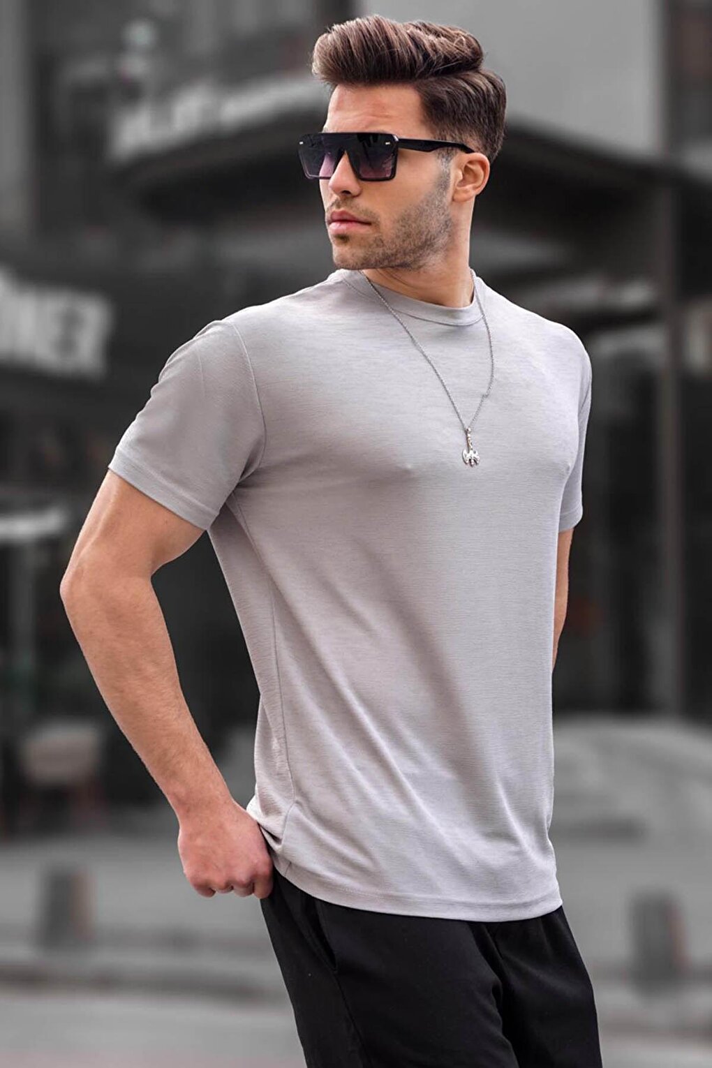 цена Окрашенная серая базовая мужская футболка стандартного кроя 6069 MADMEXT