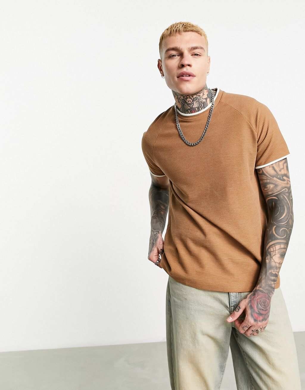 

Светло-коричневая свободная футболка в рубчик с контрастным вырезом ASOS DESIGN