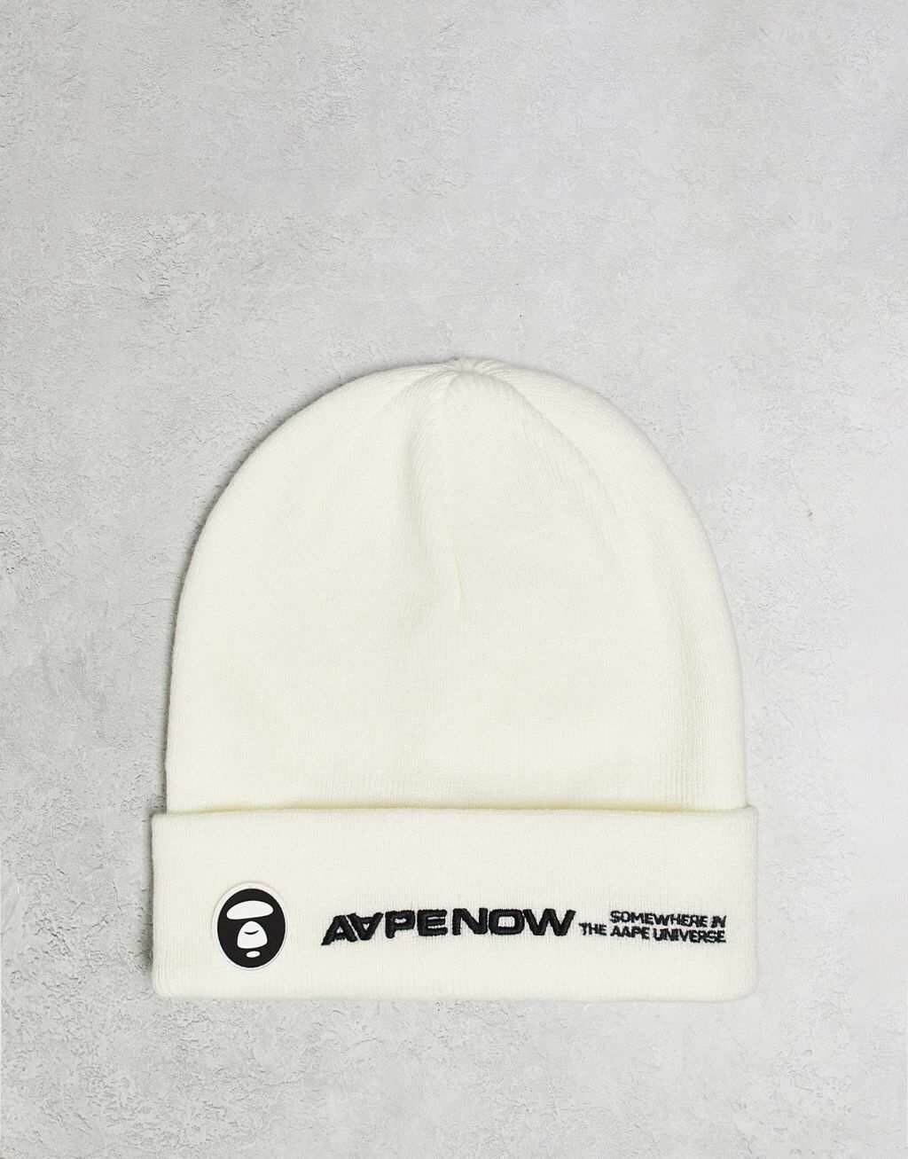 

Aape by A Bathing Ape теперь шапка кремового цвета с вышивкой логотипа и значком