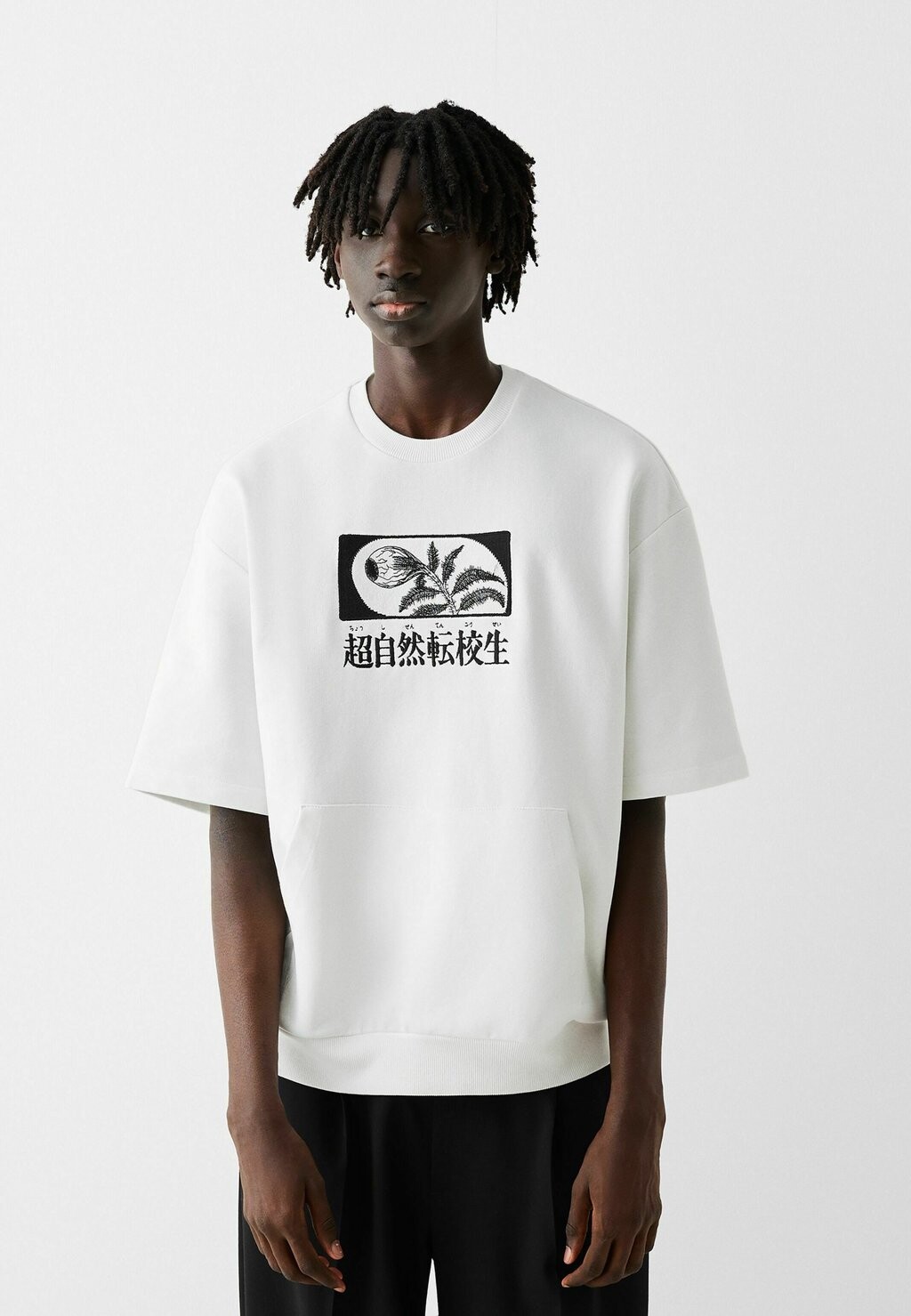 

Футболка с принтом EMBROIDERED PLUSH SHORT SLEEVE JUNJI ITO Bershka, цвет white