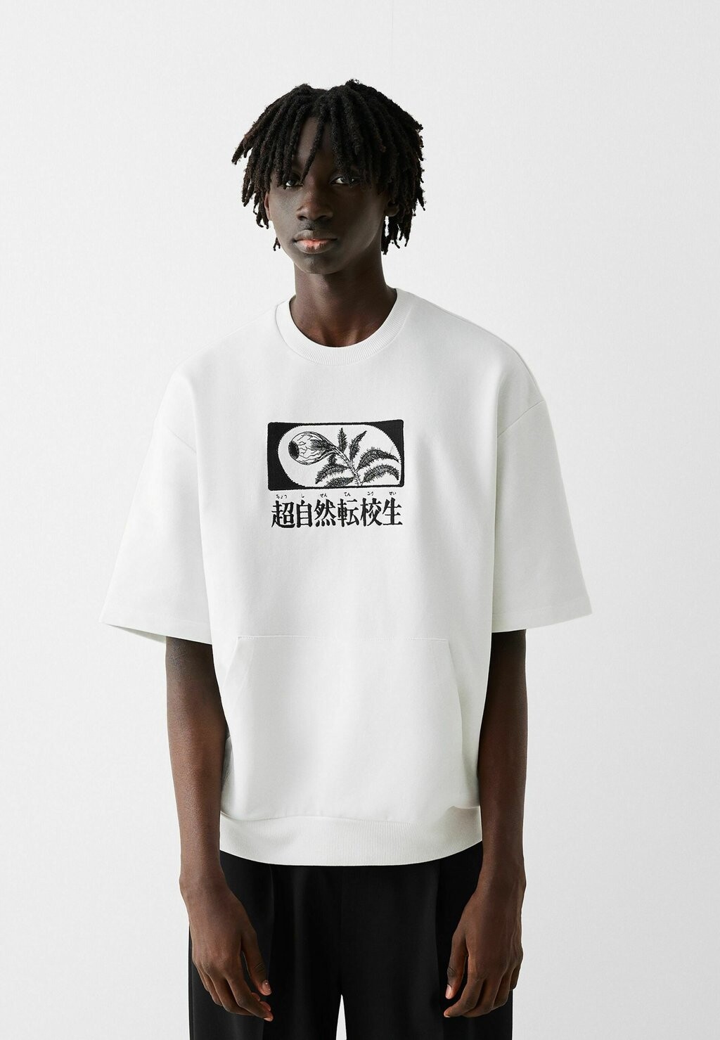 Футболка с принтом EMBROIDERED PLUSH SHORT SLEEVE JUNJI ITO Bershka, цвет white