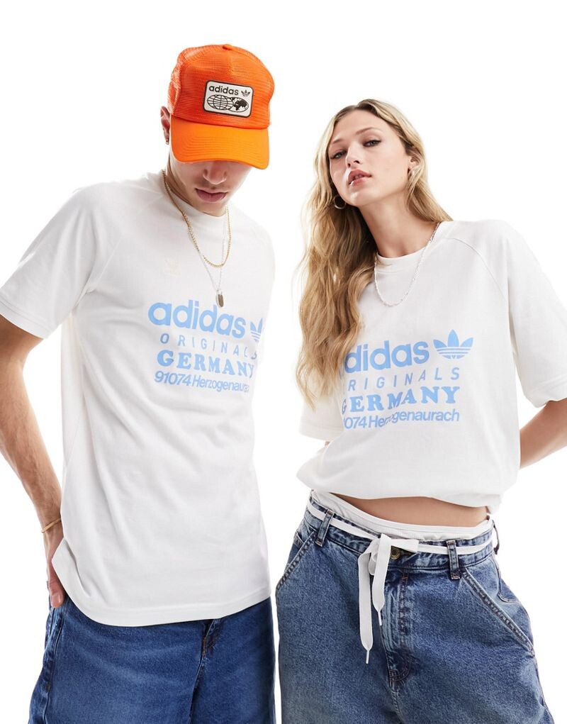 

Белая футболка с графическим принтом adidas