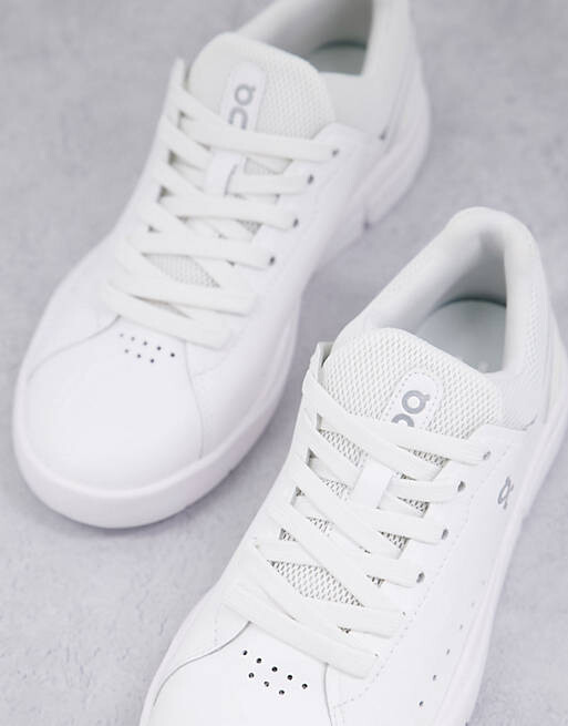 

Белые кроссовки ON The Roger Advantage