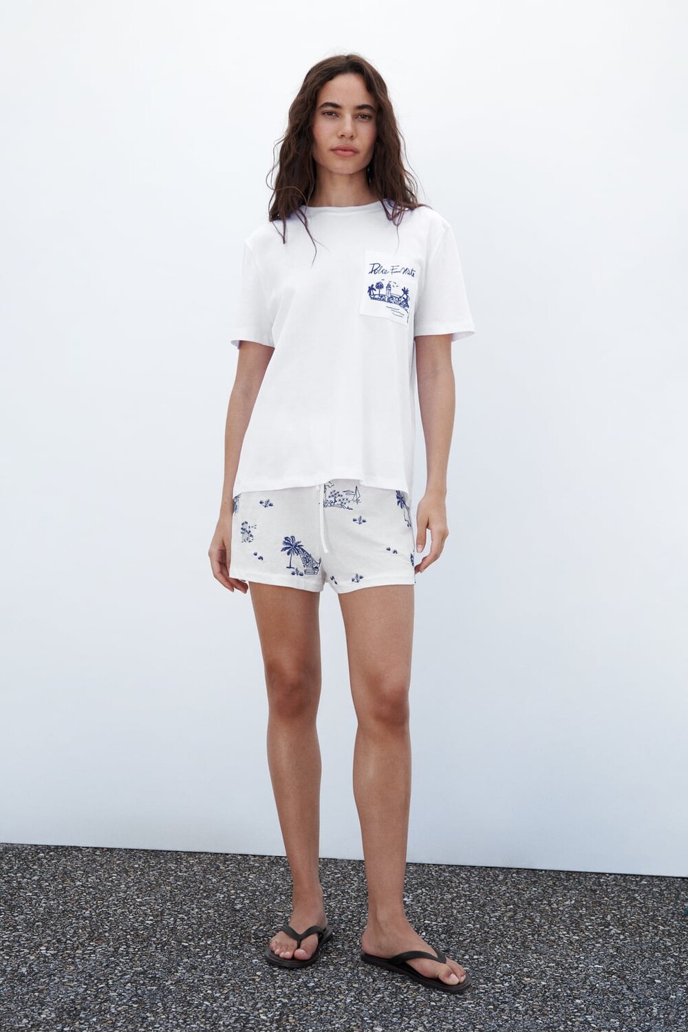 

Футболка с вышивкой карманом ZARA, белый
