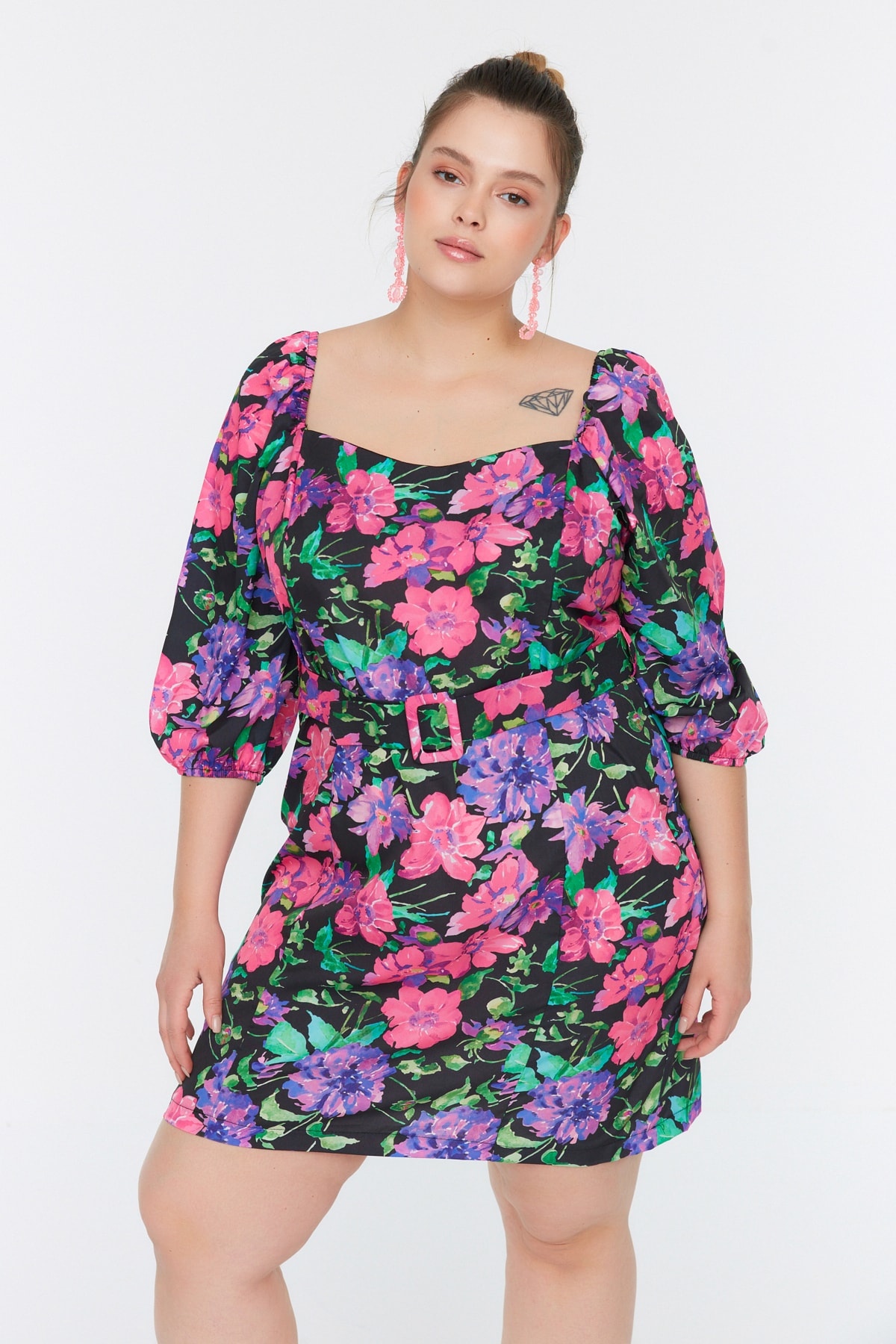 цена Мини-тканое платье с поясом и цветочным узором Trendyol, разноцветный