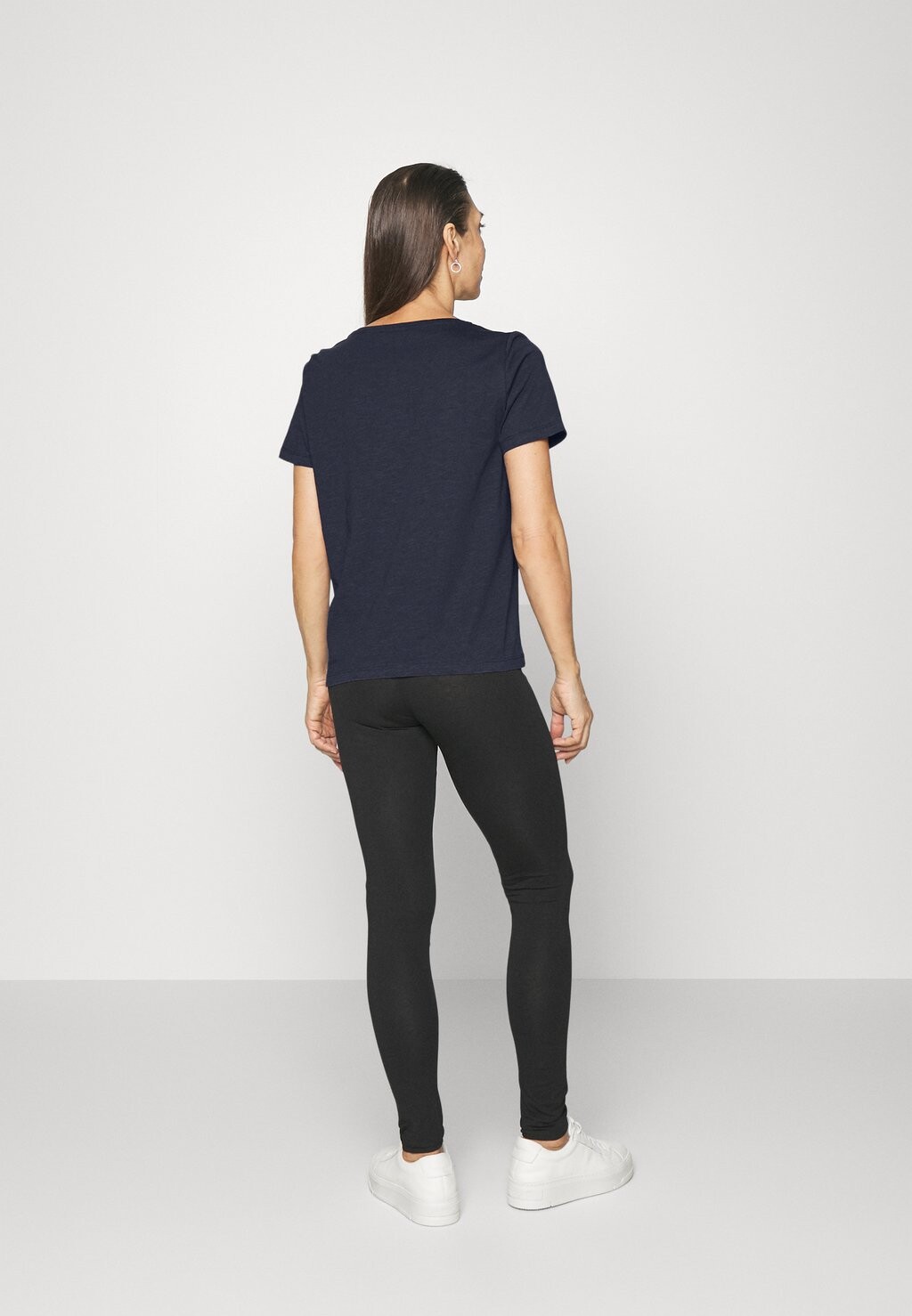 

Базовая футболка edc by Esprit