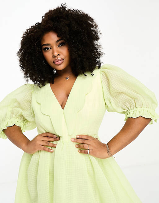 

Желтое платье мини из органзы с фестончатым v-образным вырезом ASOS LUXE Curve