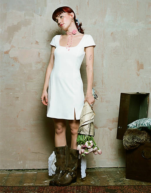 цена Кремовое мини-платье с квадратным вырезом и розами Labelrail x Lara Adkins