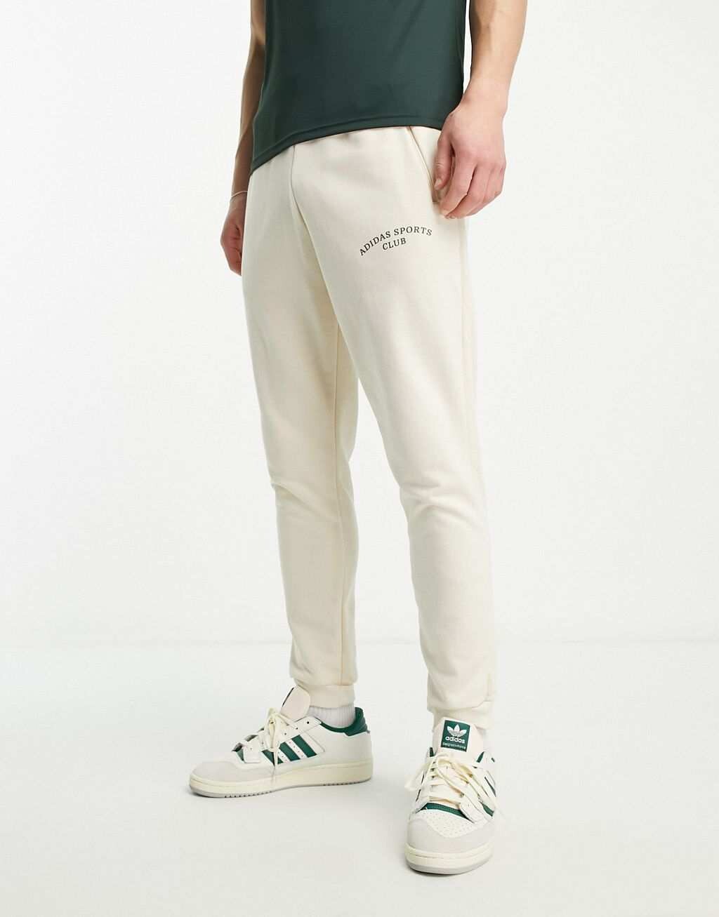 

Белые джоггеры с графическим рисунком adidas Training Sports Club