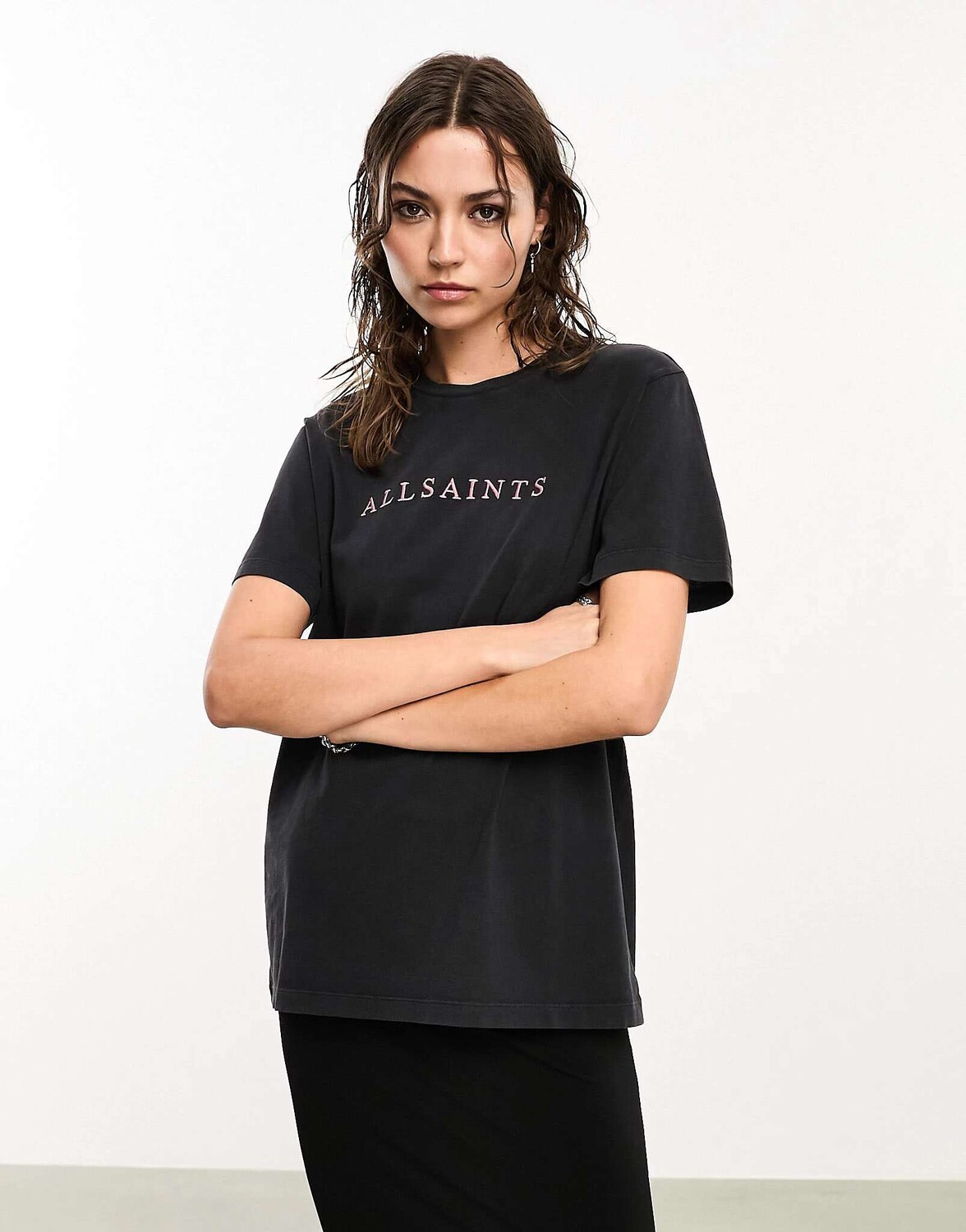 

Эксклюзивная черная футболка AllSaints x ASOS с вышитым логотипом Pippa, Черный