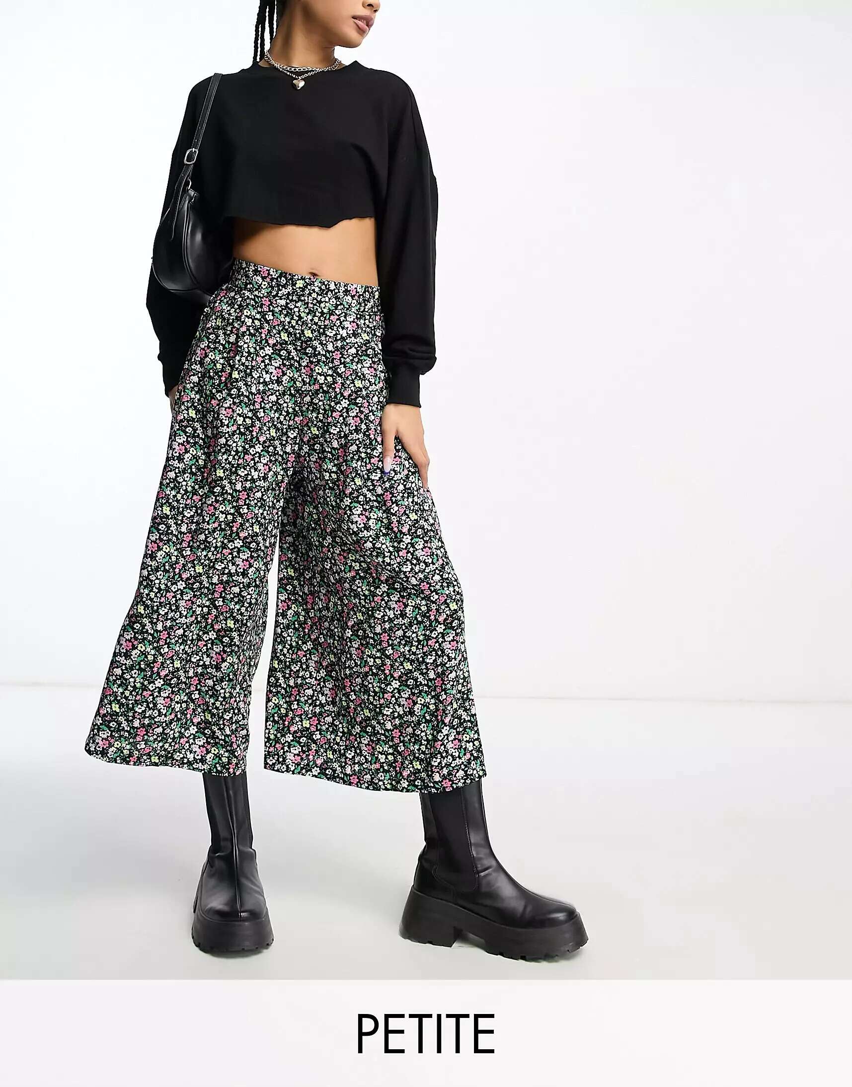Черные укороченные брюки New Look с цветочным принтом