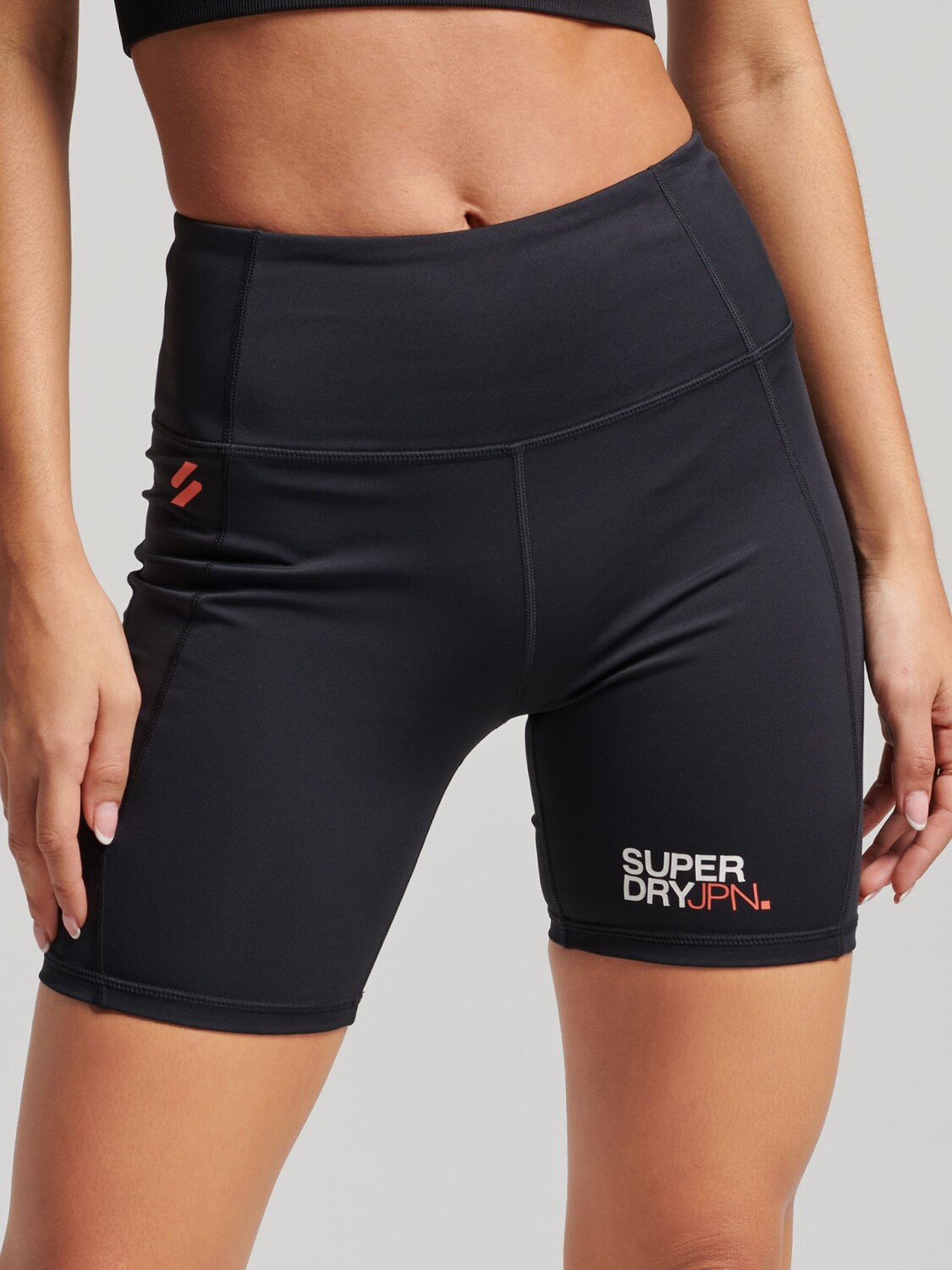 

Узкие шорты Superdry Core 6 дюймов, черные