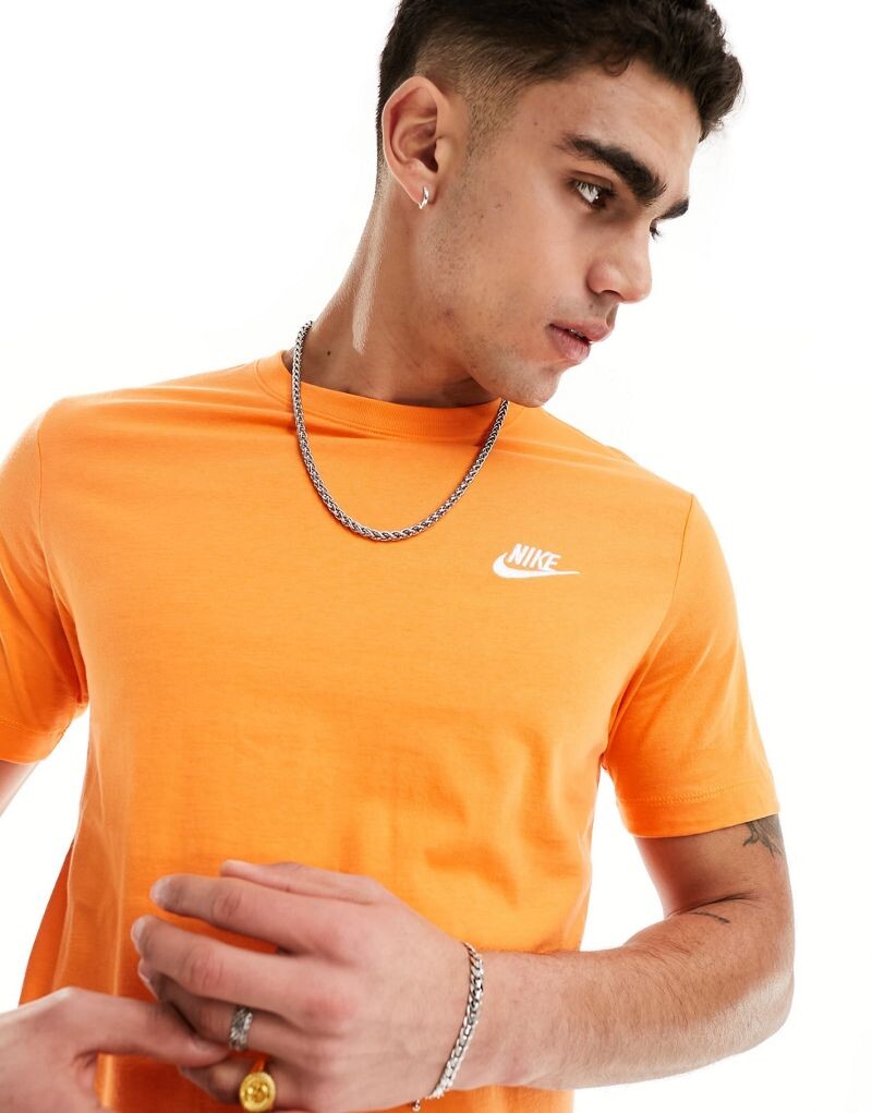 

Оранжевая футболка унисекс Nike Club
