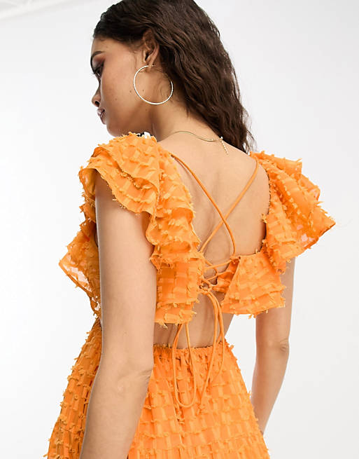 цена Оранжевое платье мини с плиссированной юбкой и оборками ASOS DESIGN Petite