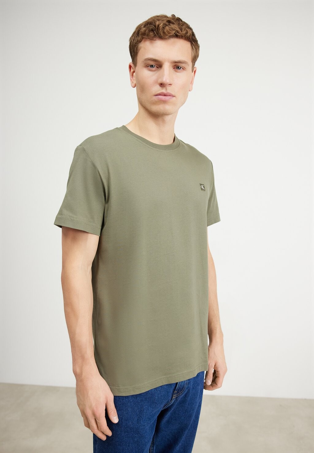 

Базовая футболка Embro Badge Tee Calvin Klein Jeans, цвет dusty olive