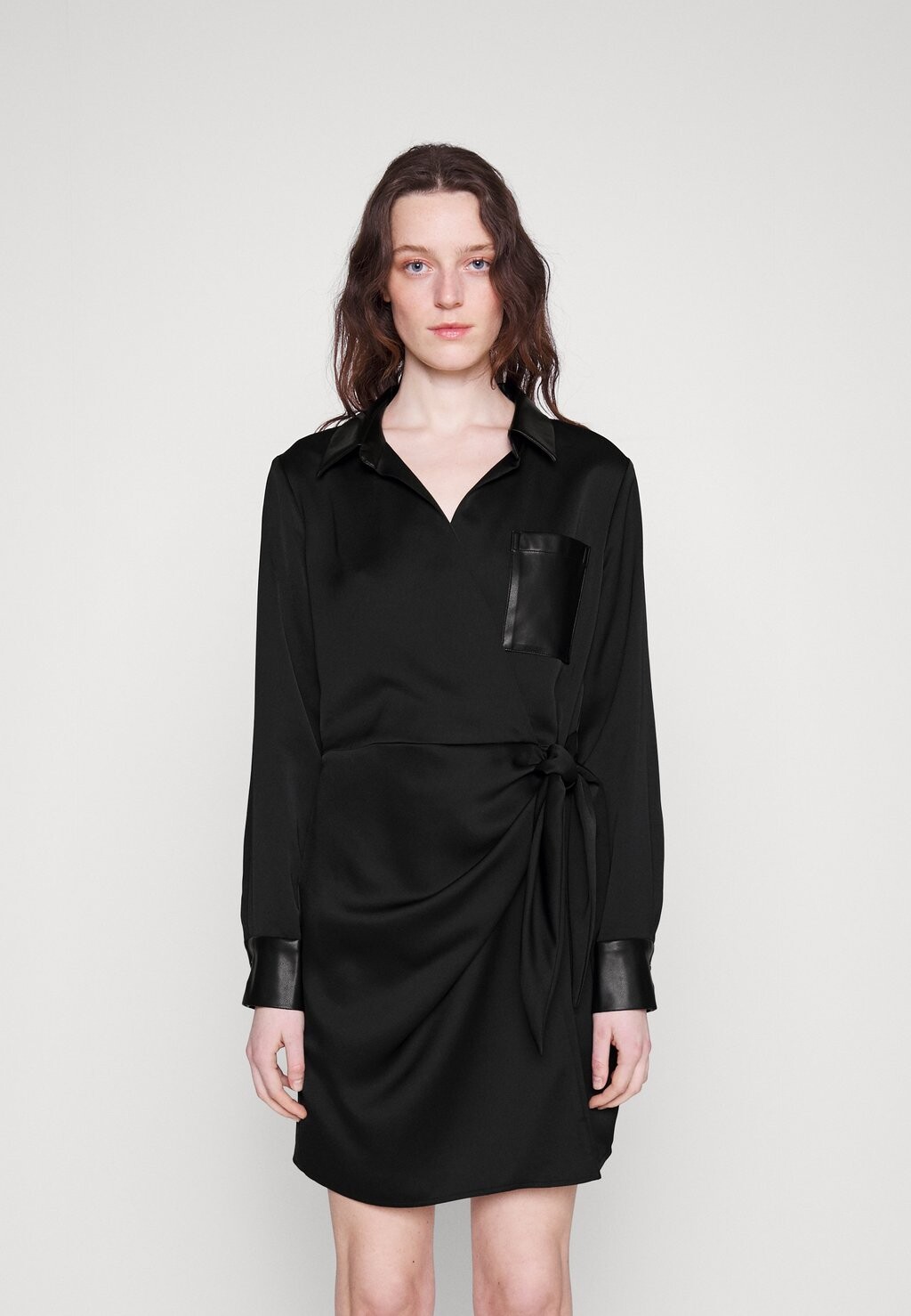 

Платье прямого кроя DKNY, черный