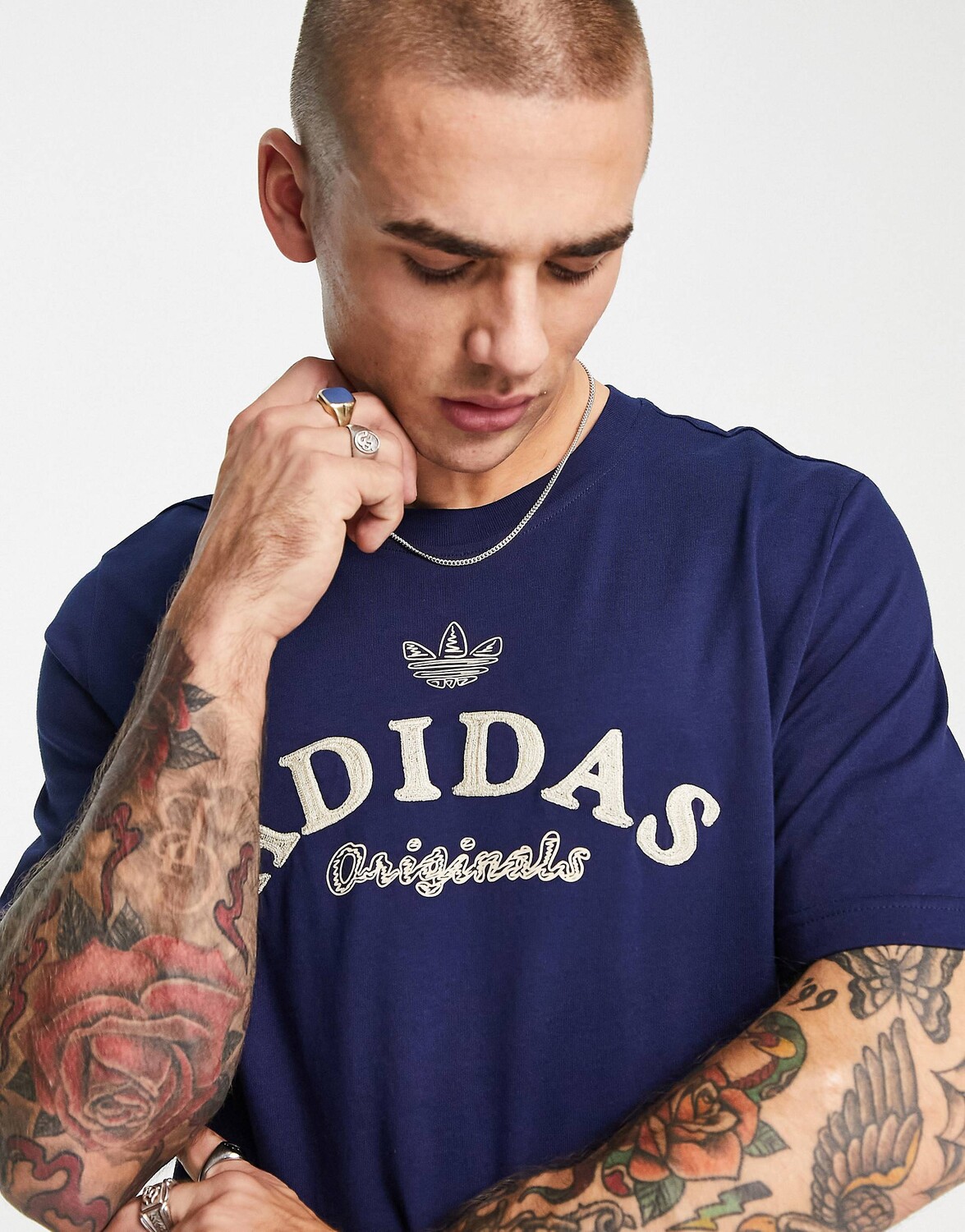 

Темно-синяя футболка с крупным университетским логотипом adidas Originals
