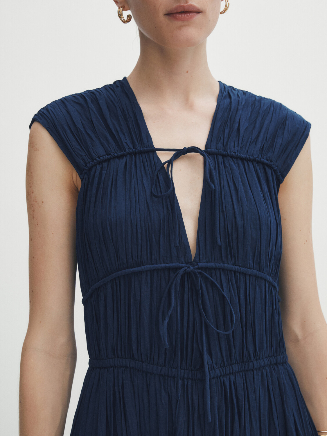 

Плиссированное платье с завязками Massimo Dutti, темно-синий