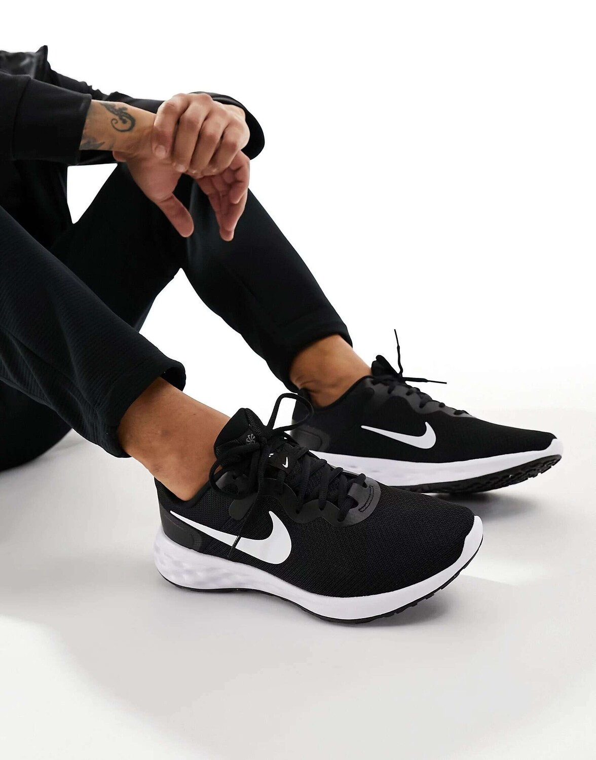 

Черно-белые кроссовки Nike Revolution 6, Черный