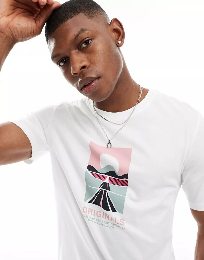 

Белая футболка оверсайз с принтом на груди Jack & Jones