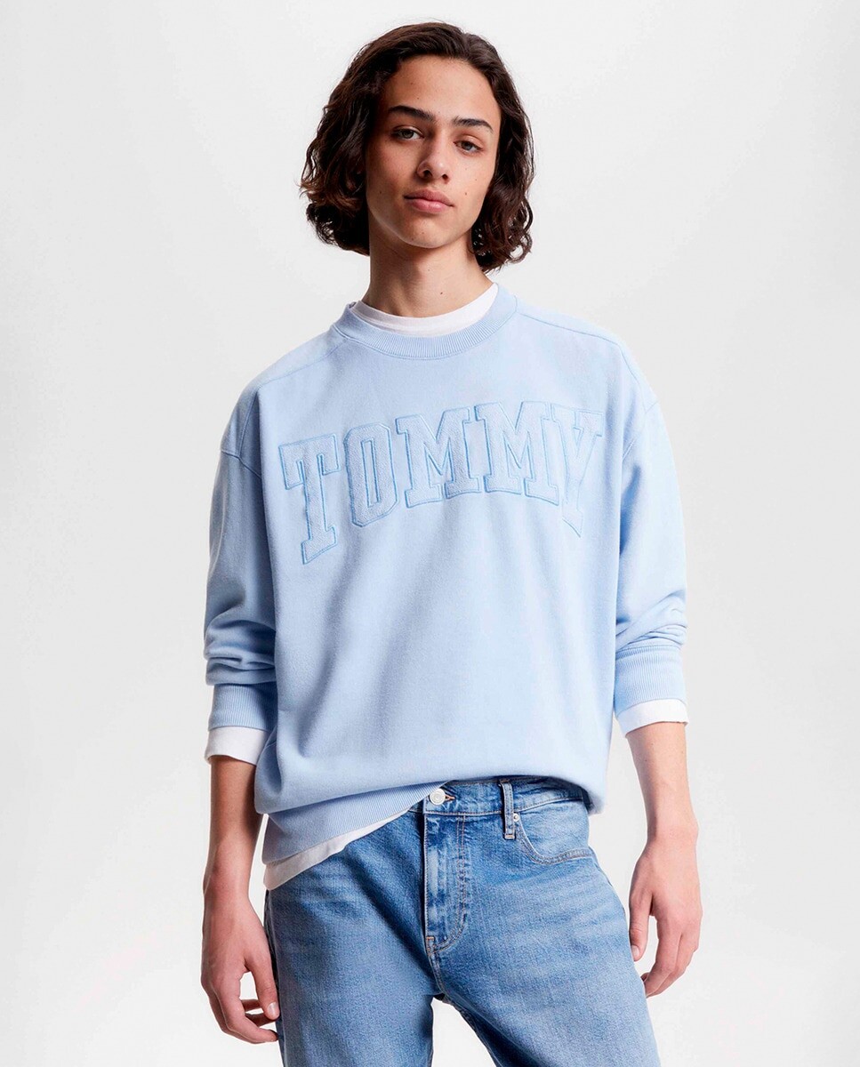 

Мужская толстовка с круглым вырезом и вышитым логотипом Tommy Jeans, светло-синий