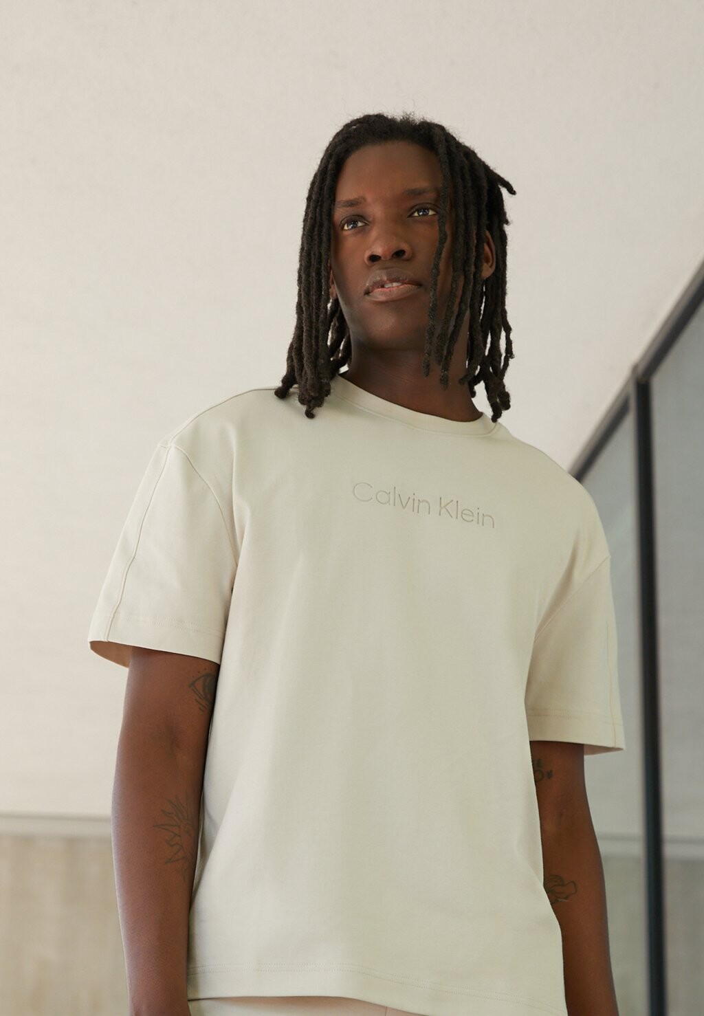 

Футболка с принтом Calvin Klein, молочный, Серый