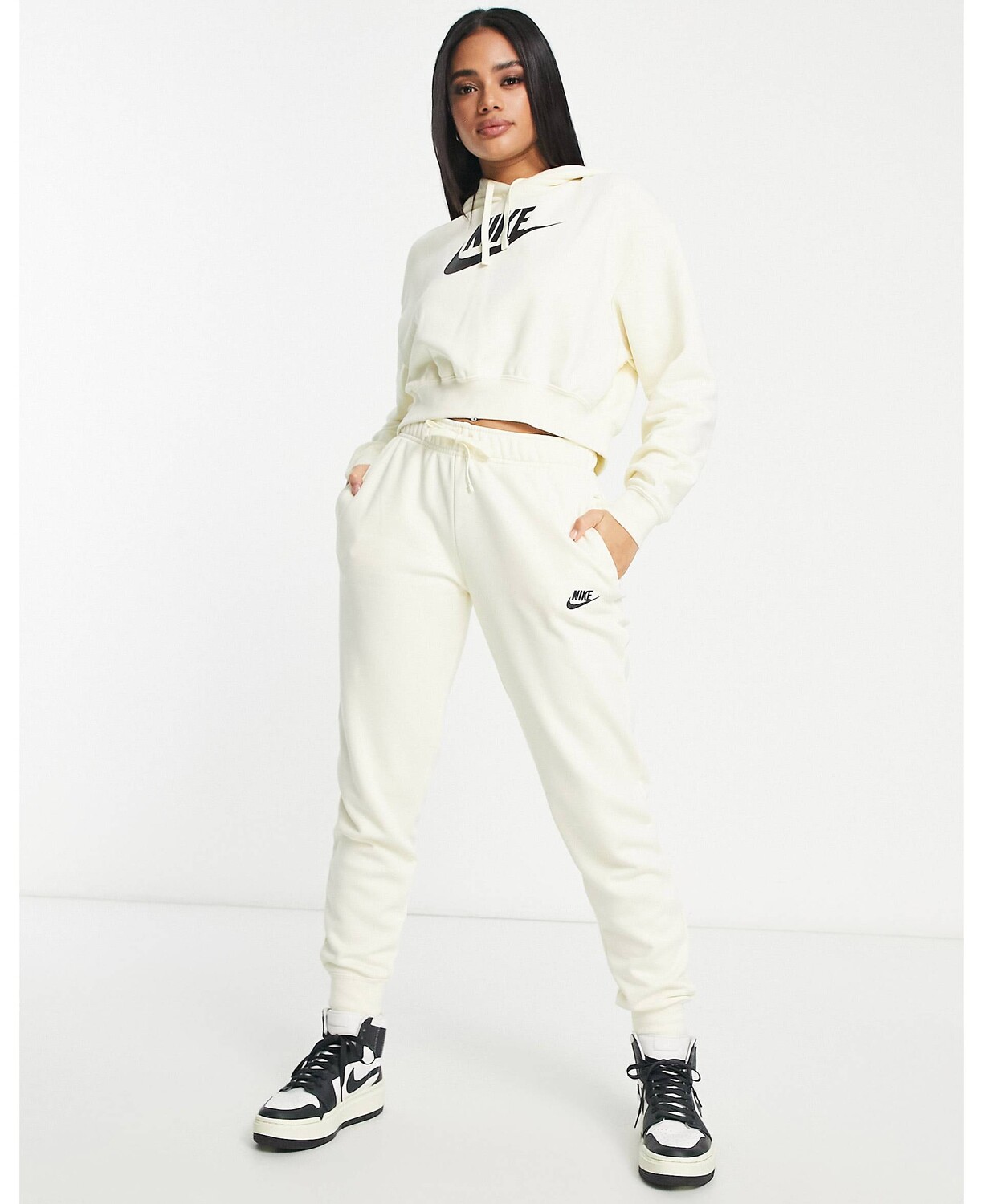 

Стандартные джоггеры Nike Club из кокосового молока, Серый