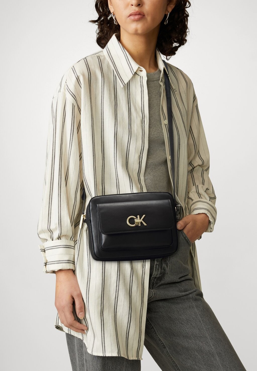 

Сумка через плечо Calvin Klein, черный