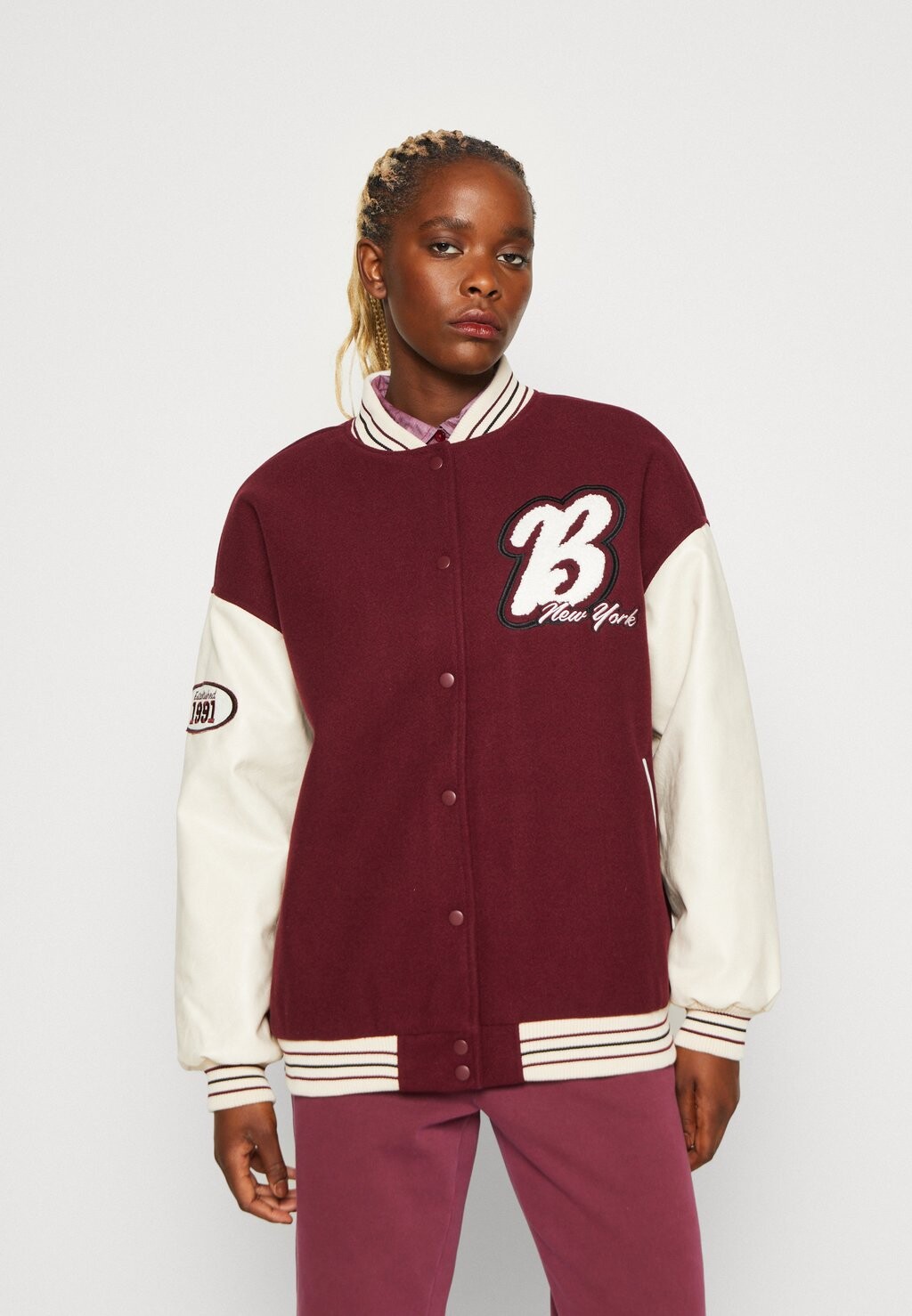 цена Куртка Cotton On КУРТКА VARSITY, цвет berry