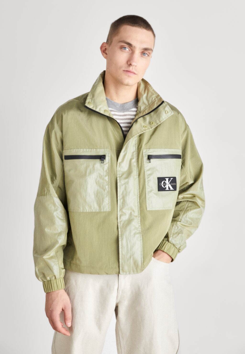 

Куртка Calvin Klein Jeans СПОРТИВНАЯ КУРТКА UTILITY, цвет oil green