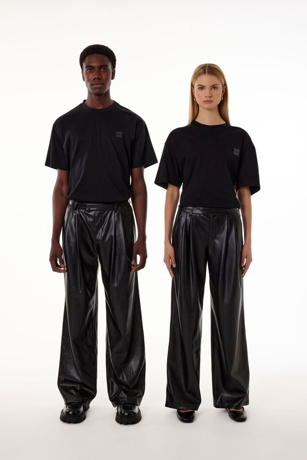 

Футболка унисекс с логотипом Barneys New York Forever 21, черный