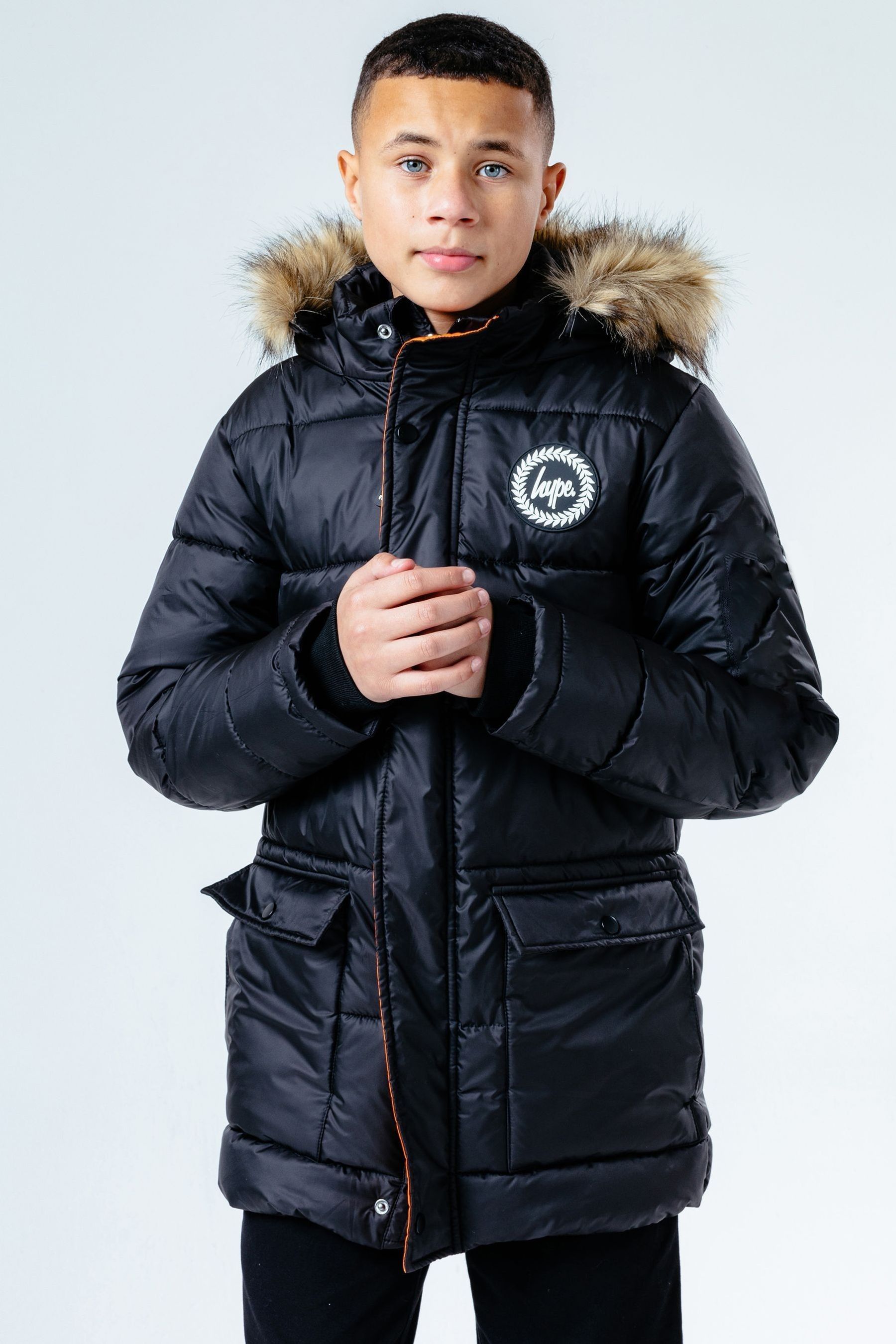 Черное детское пальто Explorer с капюшоном отделанным искусственным мехом Hype, черный пальто длинное catherine с искусственным мехом с капюшоном l черный