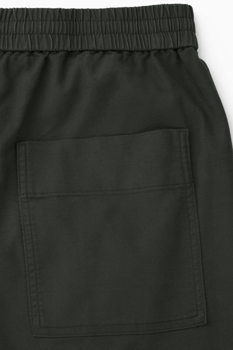 

Брюки из саржи с эластичным поясом H&M, зеленый
